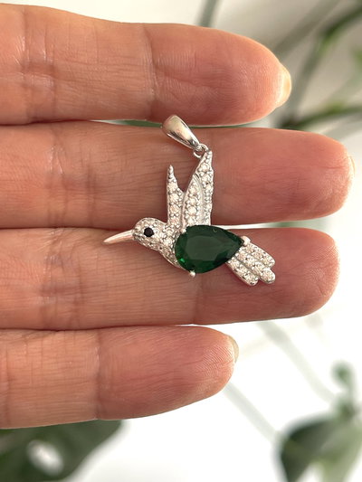 Dije colibrí con micropiedras y zircon verde