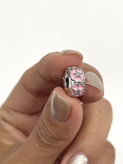 Cierre o traba rosas rosadas esmaltadas