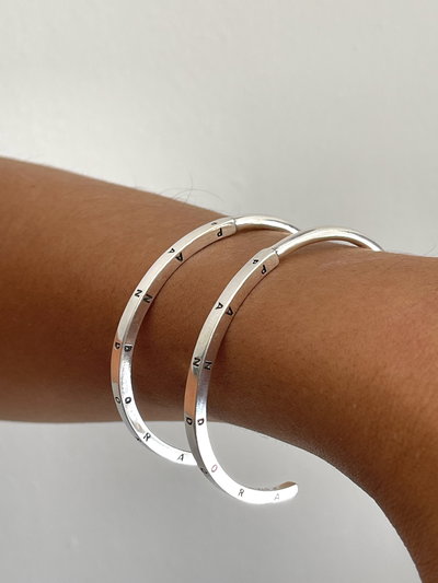 Pulsera semiesclava con inscripción Pando