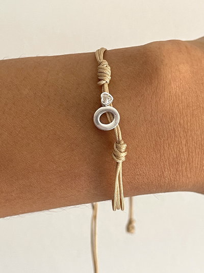 Pulsera de hilo beige con dos dijes de plata 925