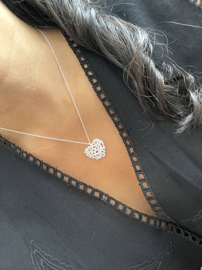 Conjunto cadena con dije en forma de corazón con zirconias rectangulares .
