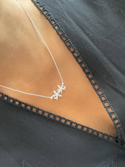 Conjunto de cadena y dos flores grandes