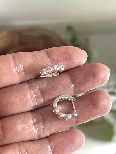 Argollaa Huggies con puntos redondos de luz