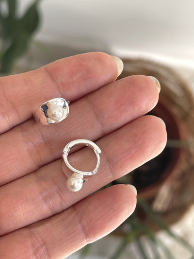 Argolla Huggies con perla ( símil )