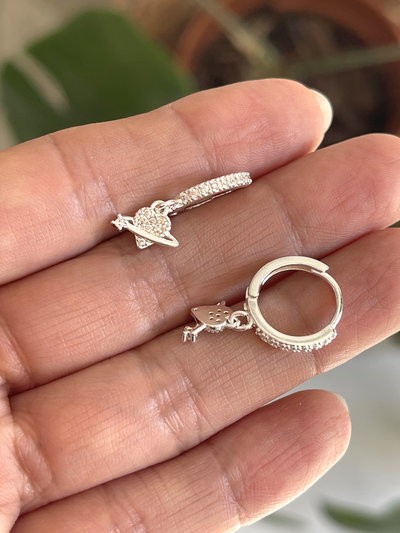 Argollas Huggies con dije de corazón con micropave