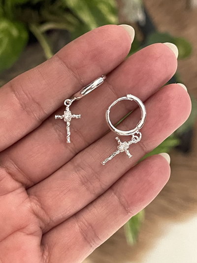 argolla Huggies con dije cruz