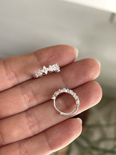 Argollas Huggies detalles de flores