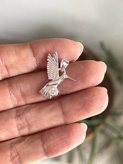 Dije colibrí con punto de luz