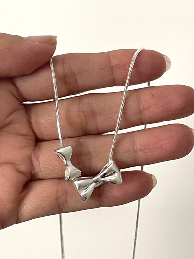 Collar con 2 dijes moños