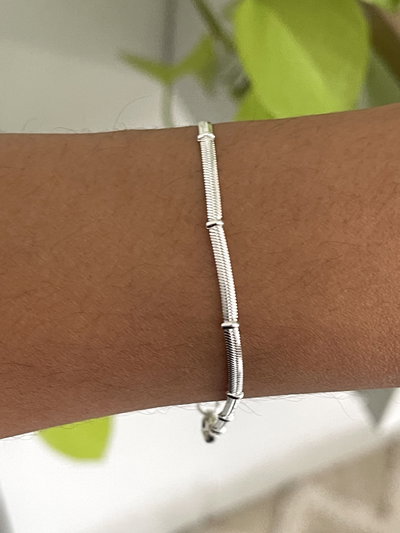 Pulsera plana con detalles 