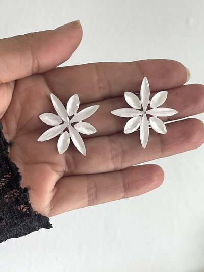 Aros gemas blancos opacos flor