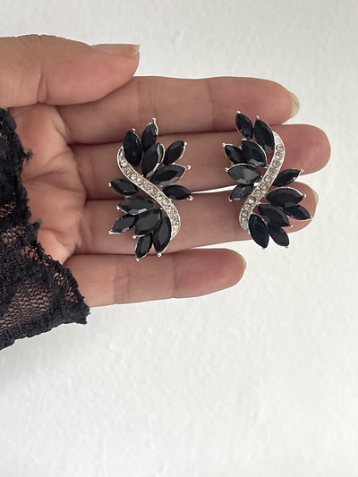 Aros pasantes gemas de cristal negros con detalles de micropiedras.