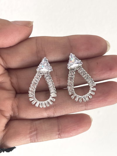 Aros pasantes con cubic triángulo y detalle en forma de gotas colgantes