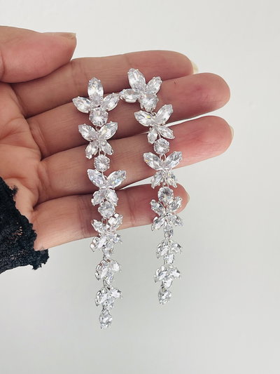 Aros pasantes largos en formas de flores unidas 