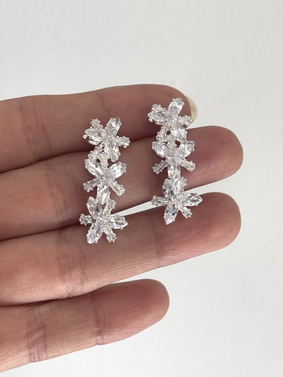 Aros largos de 3 flores con cúbics