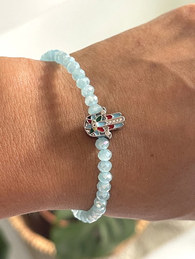 Pulsera de cristales celeste con dije dona mano de Fátima