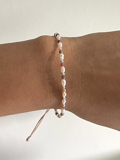 Pulsera rosa viejo con perlas y piedras naturales