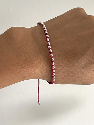 Pulsera hilo chino bordó con  bolitas de plata 