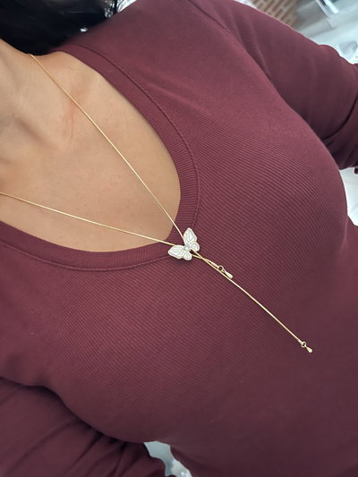 Collar corbatero con dije mariposa 