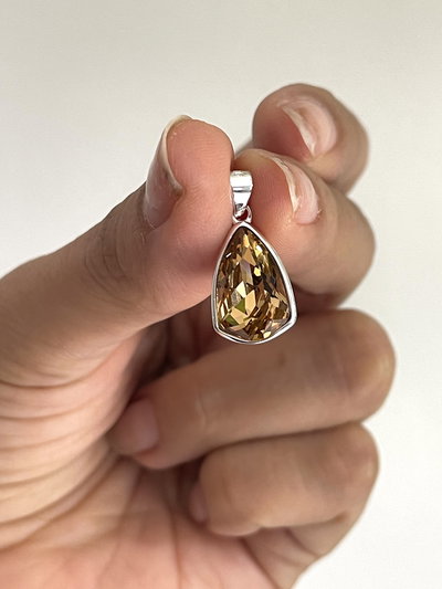 Dije pera color miel