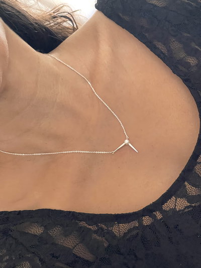 Collar con dos puntas y una perla blanca 