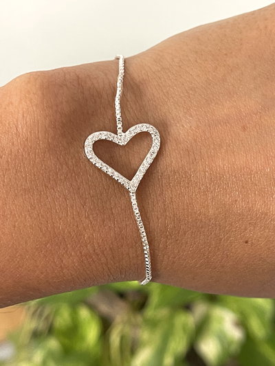 Pulsera con dije corazón en centro con micropiedras 