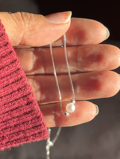 Conjunto cadena perla pequeña con dos bolitas plateadas 