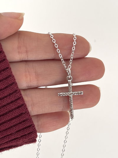 Cadena y dije cruz con detalles .