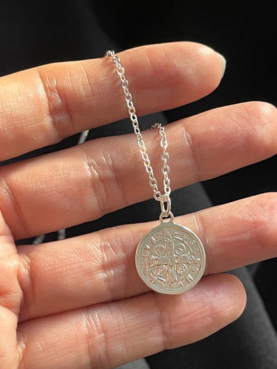 Cadena con dije san Benito 