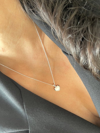 Collar con dije corazón blanco 