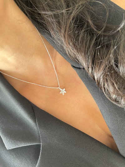 Collar con dije flor 