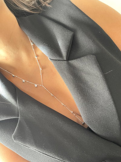 Collar corbatero con bolitas pequeñas y medianas 