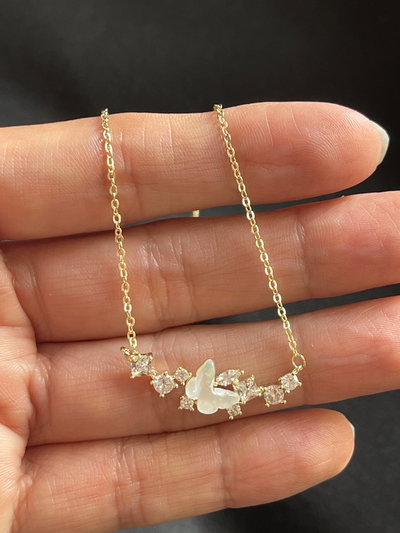 Collar con dije mariposa y cubics