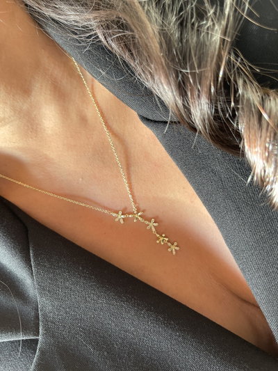 Collar estilo corbatero con flores 