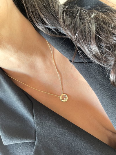 Collar con dije arandela y un punto de luz 