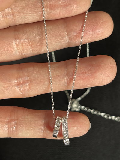 Collar con dos dijes rectangulares pequeños con detalles de micropave 