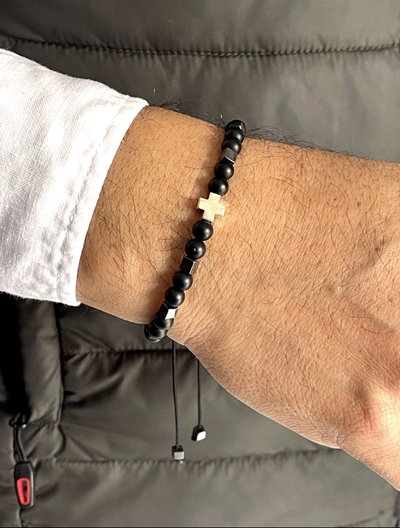 Pulsera de piedras naturales onix ematite y cruz del equilibrio