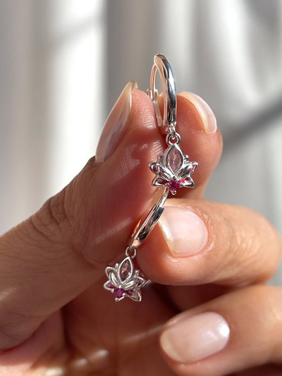 Argollas Huggies con dije flor de loto
