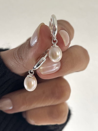 Aros argollas Huggies con dije colgante de perla .