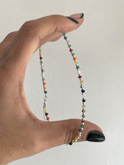 Tobillera con bolitas y cristales multicolores . 