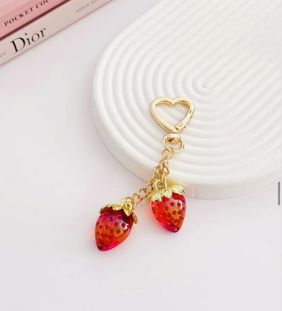 Llavero Bag Charms dos frutillas  