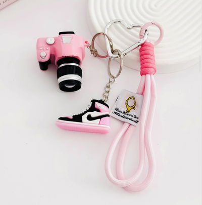 Bag Charms cámara fotográfica rosa zapatillas nik y cordones al tono 