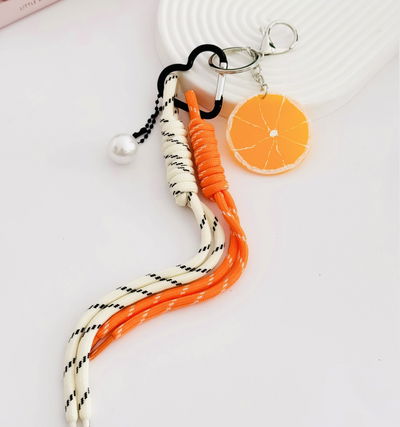 Bag Charms llavero rodaja de naranja y cordón al tono y blanco 