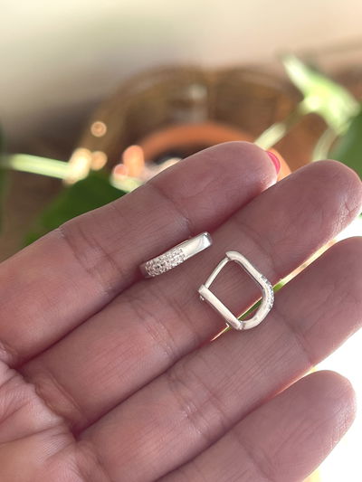 Argollas Huggies cuadrados con micropave 