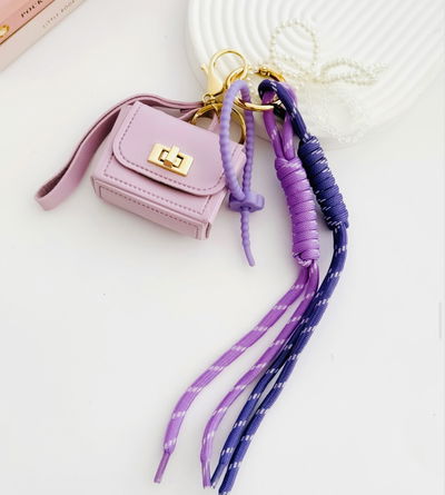 Bag Charms cartera Lola con moño COQUETTE de perlas y cordones al tono 