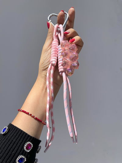 Bag Charms llavero racimo de cubos tornasol rosa y cordones al tono 