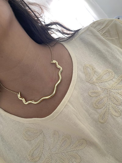 Choker rígido con cadenas .