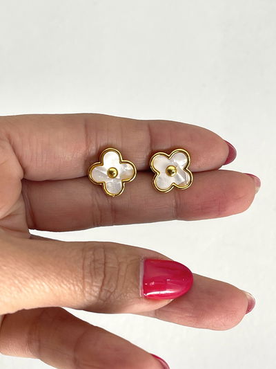 Pasantes de flor dorada con esmaltado . 