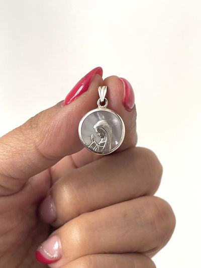 Dije virgen niña con nácar ( mediano ) 