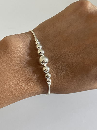Pulsera 9 bolitas lisas y cola de ratón 